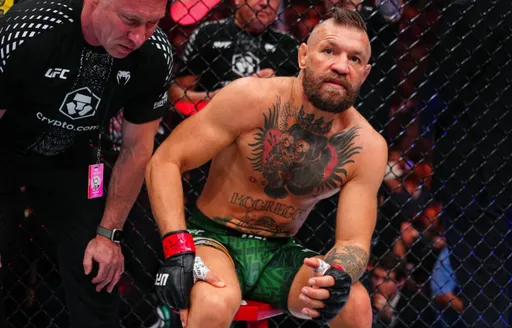 Стул, на котором Макгрегор сидел после травмы на UFC 329, был продан за 5000 долларов