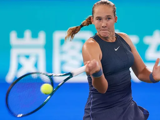 Андреева вышла в полуфинал WTA-500 в Штутгарте, обыграв Свёнтек
