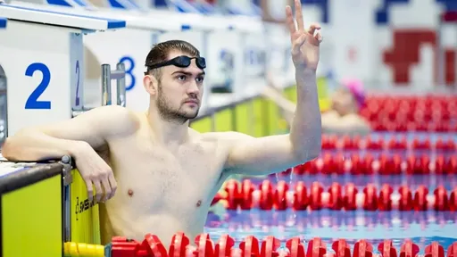 Колесников выиграл заплыв на 50 м на спине на ЧМ-2025 в Сингапуре