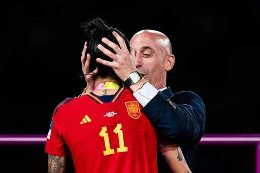 Marca: мать главы RFEF Рубиалеса закрылась в церкви и объявила голодовку