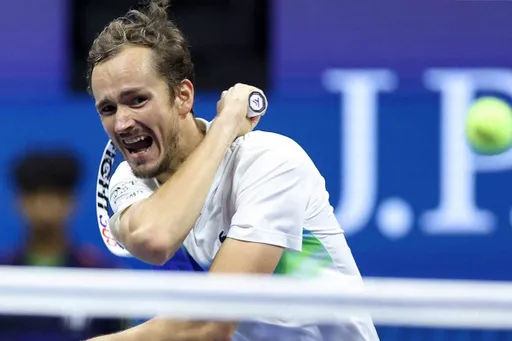 Медведев поучаствовал в блиц-интервью перед Australian Open-2025