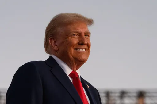Трамп примерил золотую медаль ОИ и не захотел ее возвращать