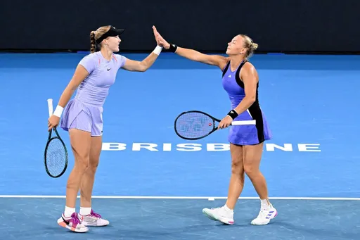 Андреева и Шнайдер вышли в четвертьфинал турнира WTA-1000 в Дохе