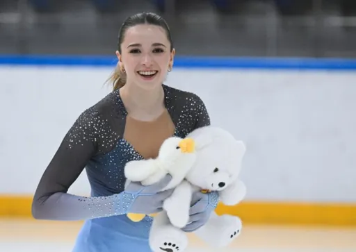 Камила Валиева сняла фото в красном платье на фоне цветов