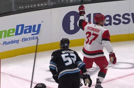 Гол Свечникова открыл счёт в победном матче «Каролины» с «Ютой»