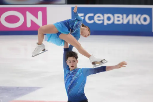 Фигуристы Шешелева и Карнаухов выиграли в финале юниорского Гран-при России