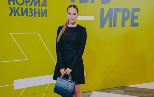 Алина Загитова сфотографировалась с люксовой сумкой Dior Lady Bag за 610 тысяч рублей