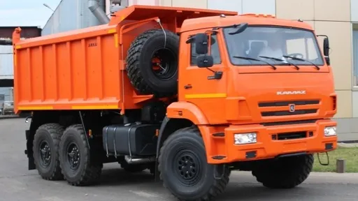 В Подольске атлет сдвинул с места и протащил КамАЗ весом 15 тонн
