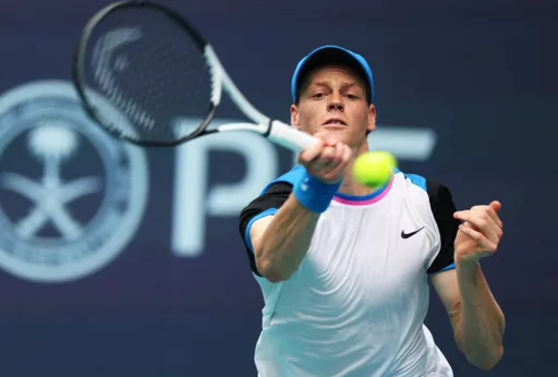 Янник Синнер не смог выйти в полуфинал хардового турнира АТР-500 в Дохе
