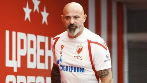 Плюнул, показал трибунам ухо и ушел: Станкович покидает «Црвену Звезду» после вылета из ЛЧ