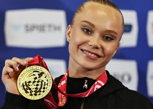Мельникова расплакалась на награждении после второго «золота» на ЧЕ-2026