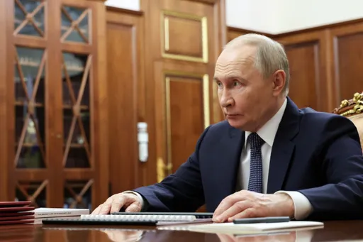 Путин сыграл в футбол с юным ведущим в финале «Большой перемены»