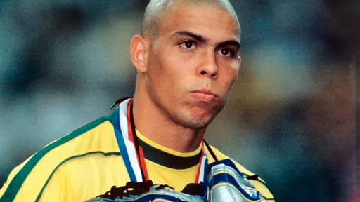 Роналдо признан лучшим нападающим 90-х годов по версии FourFourTwo