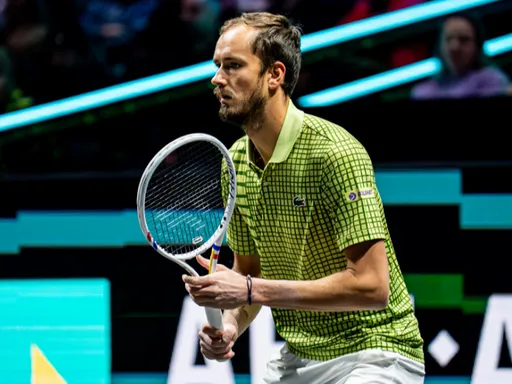 Медведев вышел во второй круг ATP-500 в Дохе, уверенно обыграв Цзюнчэна Шана