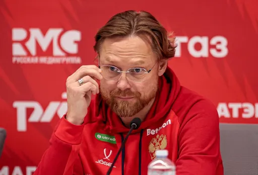 Карпин в шутку заявил, что бьёт игроков сборной России, настраивая на матч с Мали