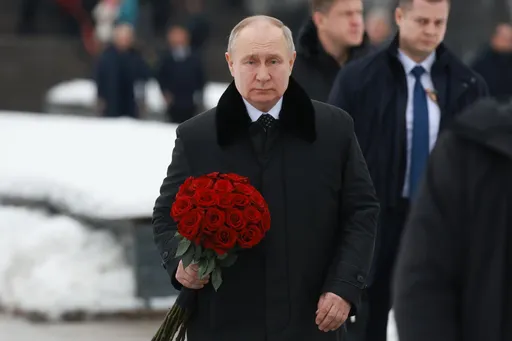Балотелли показал разницу между Россией и США на примере Путина и Байдена