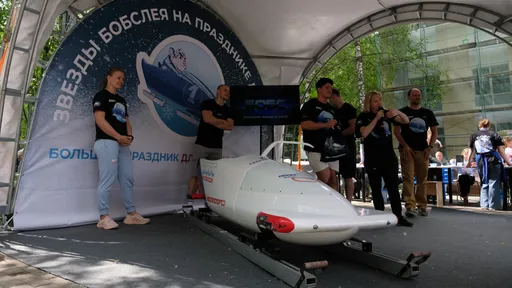 Подмосковные бобслеисты поздравили королёвцев с Днём защиты детей