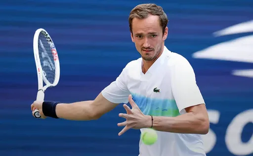 Медведев уступил первый сет французу Бонзи на старте US Open-2025