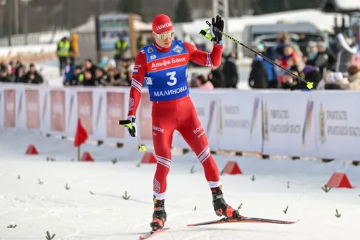Большунов выиграл скиатлон на чемпионате России по лыжным гонкам