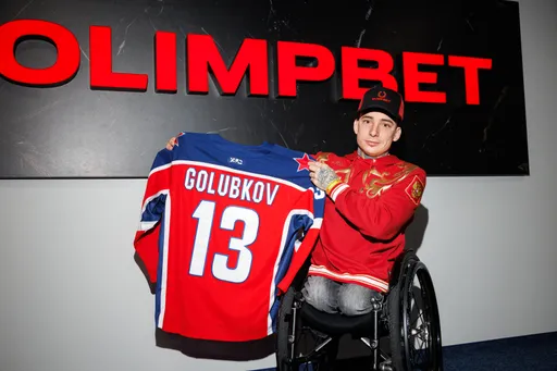 OLIMPBET пригласил на хоккей двукратного паралимпийского чемпиона Ивана Голубкова