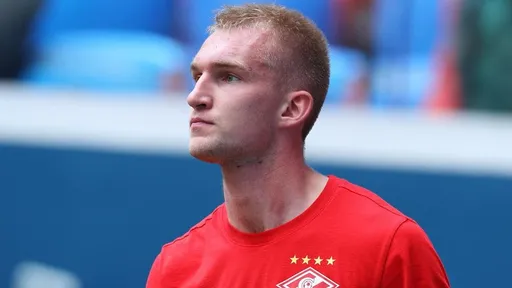 Игрок «Спартака» Денисов забил гол в свои ворота в матче против «Динамо» Мх