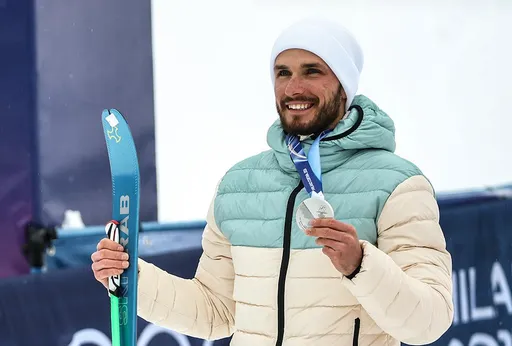 Серебряный призёр ОИ-2026 Филиппов прибыл в Россию