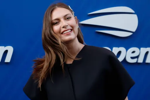 Шарапова вручила Рыбакиной кубок за победу в US Open