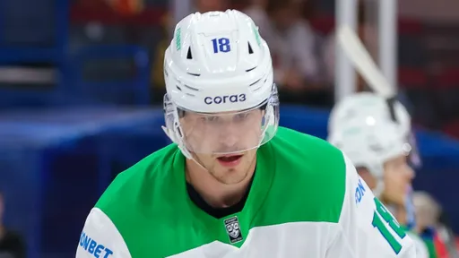 Защитник «Салавата» Стюарт пропустит около полутора недель из-за травмы