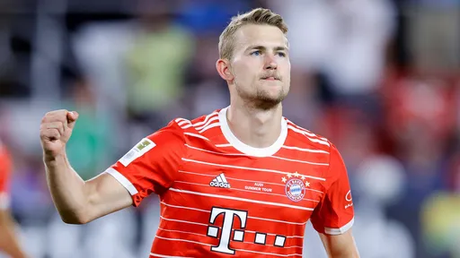 Де Лигт официально стал игроком «Манчестер Юнайтед»