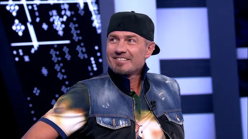 Костомаров показал, как сыграл в теннис с Хачановым