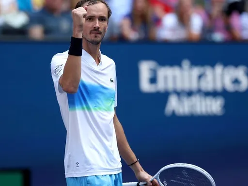 Медведев вышел в финал турнира ATP-500 в Дубае, обыграв Оже-Альяссима
