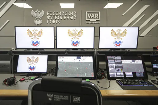 РФС: 13 арбитров получили лицензии для работы с системой VAR