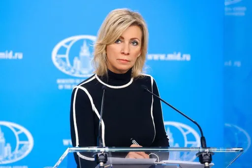 Захарова заявила, что Россия не будет припадать к ноге из-за угроз отстранения