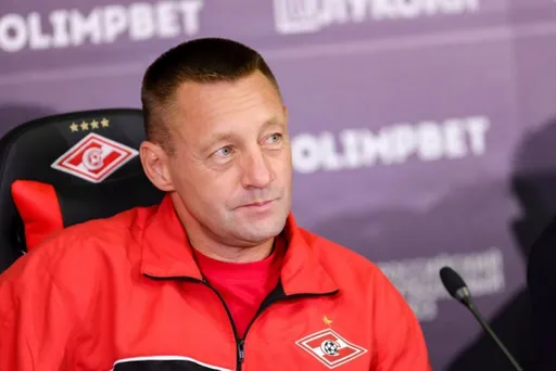 Тихонов посоветовал Дзюбе соблюдать субординацию после обвинения в нечестности
