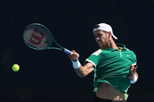 Хачанов проиграл Синнеру в 1/8 финала Australian Open