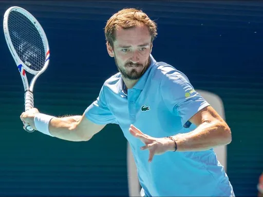 Медведев вылетел с турнира ATP-1000 в Майами, проиграв Серундоло