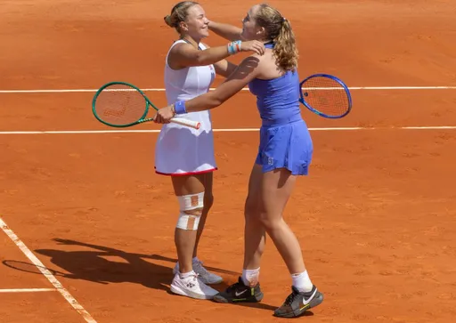 Андреева и Шнайдер вышли в четвертьфинал парного разряда турнира WTA в Мадриде