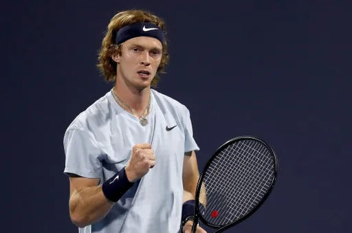 Рублёв прошел во второй круг турнира ATP-500 в Дубае, обыграв в трех сетах Чжичжэня