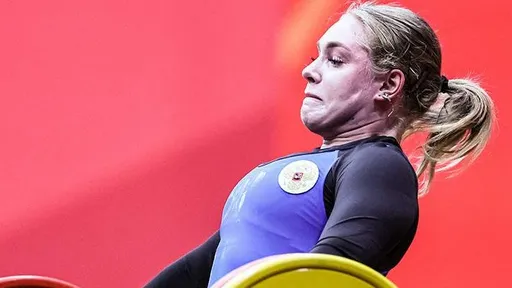 Тяжелоатлетка Кузьминова взяла «золото» на юношеском ЧЕ