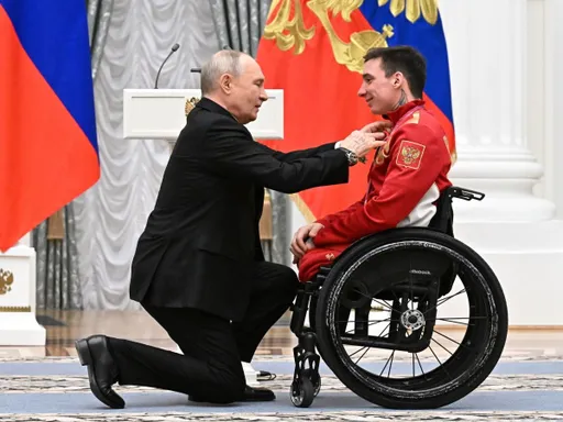 Путин встал на колено при награждении паралимпийца Голубкова в Кремле