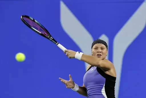 Шнайдер обыграла канадку Фернандес в первом круге турнира WTA-500 в Аделаиде