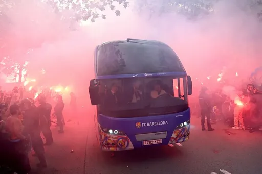 Загорелся автобус фанатов «Барселоны» по пути на матч ЛЧ с «Брюгге»