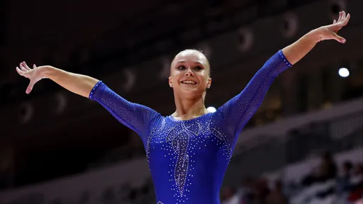 Гимнастки Мельникова и Рощина вышли в финал личного многоборья на ЧМ в Джакарте