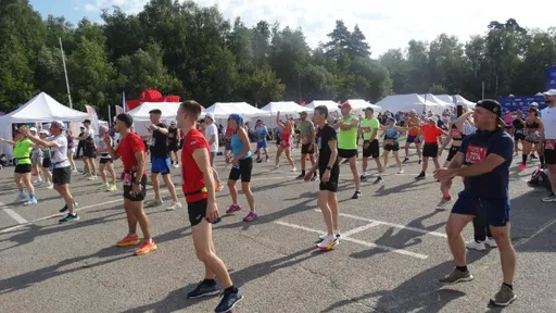 Несмотря на жару, сотни бегунов вышли на старт полумарафона в Раменском