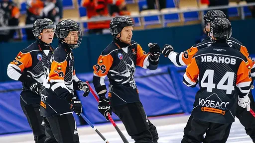 «Кузбасс» во второй раз подряд выиграл чемпионат России по хоккею с мячом