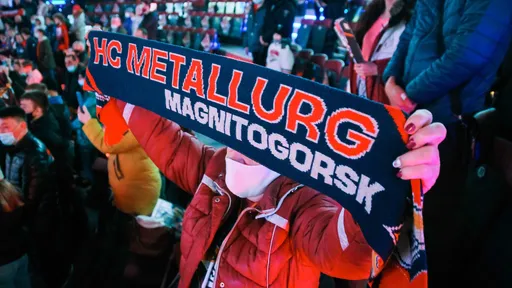 Фаната «Металлурга» арестовали за демонстрацию свастики на матче с «Авангардом» в Омске