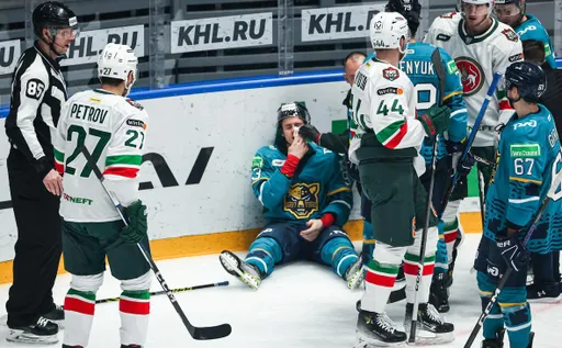 Форварду «Сочи» Перевалову порезали лицо коньком в матче КХЛ с «Ак Барсом»