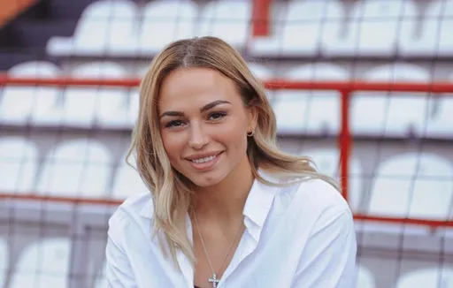 Жена Глушакова опубликовала фото в красном платье и пошутила о переходе в «Спартак»