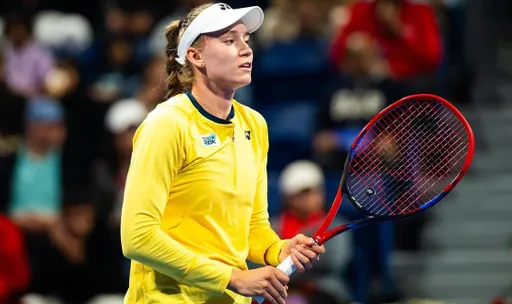 Рыбакина проиграла Свёнтек в финале турнира WTA-1000 в Дохе