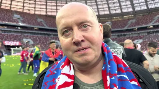 Сергей Бурунов побыл заводящим на фанатской трибуне ЦСКА в матче с «Зенитом»